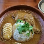 HYDER - 薬膳ローストチキンカレー。お皿の左側は、ゆで玉子をスライスしたものです。