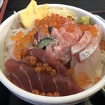 市場めし とくだ屋 - 丼のアップ