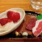 Kumamoto basashi to jummai shu sakura - （手まり寿司）ハラミ、ヒレ、（馬刺し）赤身、フタエゴ
