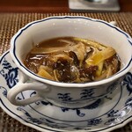 今石飯店 涼華 - ヨシキリ鱶鰭と蒸し鮑の上湯煮込み、茶碗蒸し仕立てで。下仁田葱・原木椎茸と共に。