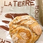 BOULANGERIE LA TERRE - リンゴとクルミのパン ¥180