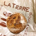 BOULANGERIE LA TERRE - ブドウ酵母のクルミパン ¥180