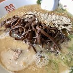 ラーメン新蔵 - ニンニクと胡椒とゴマをフリフリ