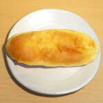 パンのなる木 - 塩バターパン（￥140）。生地の食感は軽く、甘食を思わせる素朴な風味