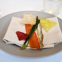 ベージュ アラン・デュカス 東京 - 野菜のチップス