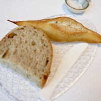 ベージュ アラン・デュカス 東京 - 右奥のパンが固すぎて食べられなかった。