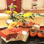 銀座 しのはら - 菊など花々と紅葉をあしらった八寸