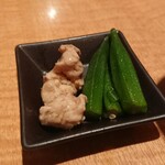 備長炭火焼鳥たまるや - オクラと鶏の煮物