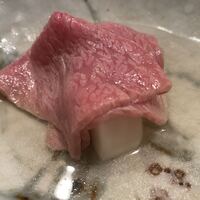 にくの匠 三芳 - サーロインのしゃぶしゃぶ〜最初に昆布出汁で皿を温める。それに敷き大根と思いきや、柔らかく煮られた蕪。これがまた美味い。