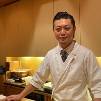 にくの匠 三芳 - ご主人の伊藤さん。オールバックにしたドヤ顔がさまになっている。