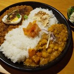 バリ スパイシー - 料理写真:キーマ × ダル(豆)カレー  1380円
   (ミニサラダ・ドリンク付き)