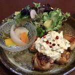 ジャム cafe 可鈴 - 【週替わりランチ(1,050円)】メインプレート。タルタルの上にトッピングされているのはピンクペッパーです。