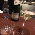 中華寝台 - シャンパンも飲み放題！