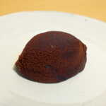 島ごころ SETODA - 全体がチョコレート色でびっくり！ レモン風味のチョコレートケーキ、とも捉えられる