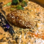 アジアンスープカリー べす - 2019/12  ハンバーグのアップ