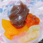 甘味 おかめ - あんみつ　餡をのせて　アップ　干し杏もパイナップルも良い味だしてます