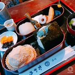 甘味 おかめ - 甘辛弁当　今日もきなこで　作りたてのおはぎは幸せを呼びます