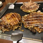 Okonomiyaki Ha Koko Yanen - いか豚玉869円  広島ミックス1078円　すじ肉玉1023円