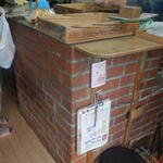 竹林せんべい店 - 焼いてる台座