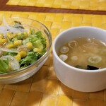 Shibuya Otonano Hambagu - ライスセットのミニサラダと味噌汁