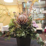 サンテミリオン - 生花、大きな一輪はプレテア