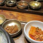 손수헌 - 定食のご飯の上には様々なキムチ小鉢が並びます。