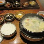 손수헌 - 暫く待つと注文したプゴクッ定食１００００ｗの出来上がりです。
            
            鱈を使った味噌汁みたいなスープの定食、韓国では二日酔いの時に食べると効果があると言われてるみたいです。