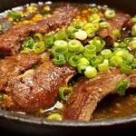 Taishuu Steak Nikuno Suke - 今の厚切り牛タンガーリック焼き