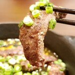 大衆ステーキ 肉の助 - 今の厚切り牛タンガーリック焼き