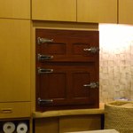 鮨 いとう - 氷冷蔵庫。これを入れる為にウォールを抜いた！(笑)