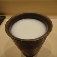 鮨処 つく田 - 唐津焼の適度なザラザラで、ビールは見事に細かい泡が立ちます