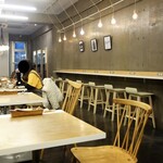 76CAFE - 若い人が多いのね