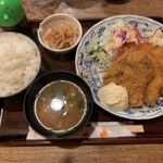 まる福 - カキフライ定食（1,000円税込）
      10センチ弱の大きなものが4個とタマネギフライ。