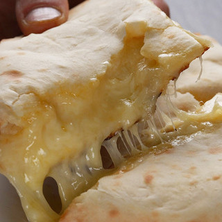 [Very popular with women] Cheese naan with plenty of cheese