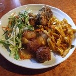 クンビラ - 岩塩とスパイスの焼きそば　骨付きチキンマサラ　