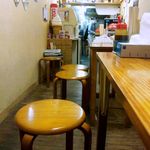 たこぼうず - 奥に長い店内