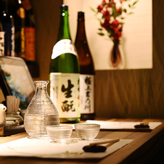 【カウンター席】雰囲気のある和モダン空間でごゆっくり天ぷらと創作和食をどうぞ。