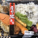 マルエツ - 厚切り鮭弁当 550円 (税別)
            2019年12月9日昼