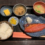 Izakaya Kokoro - 鯖のみりん干し定食1000円。食器の配置が海の家。外国人なのかな？