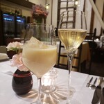 Shikemichiresutorammatsuura - 左:もぐらの甘酒シークワーサー果汁(米麹で作られた甘酒)
      右:白ワイン
