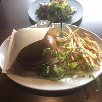 ワカヌイ グリル ダイニング バー 東京 - 皿が大きく、ポテトフライも多いので伝わり辛〜い。