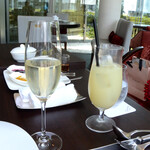 カフェアロンジ - シャンパンとりんごジュース