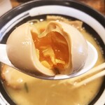 麺舞 龍e - 中の方がちょろっとトロリ。半分食べて、後でまた食べれる。