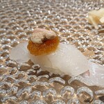 北新地 すし通 - 天然ヒラメあん肝のせ握り