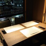 北新地 すし通 - 個室になったテーブル席もありました