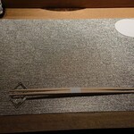 北新地 すし通 - カウンター席に座るとこのようにセッティングされてます