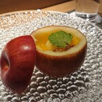北新地 すし通 - リンゴをくり抜いて中にはフルーツと白ワインゼリー