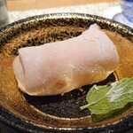 北新地 すし通 - フルーツシロップ漬けと白ワインゼリーの求肥巻き