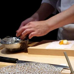 北新地 すし通 - フルーツシロップ漬けと白ワインゼリーの求肥巻きを作る様子です