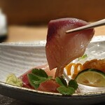 北新地 すし通 - 程よく漬かったブリは脂もめっちゃのっていました